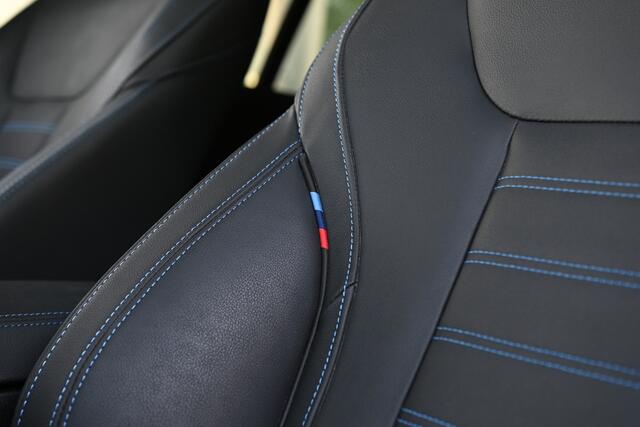 BMW 3-SERIE Touring 330e xDrive High Executive M Sport Automaat / Panoramadak / Trekhaak / Sportstoelen / Adaptieve LED / M Adaptief onderstel / Parking Assistant Plus / Comfort Access