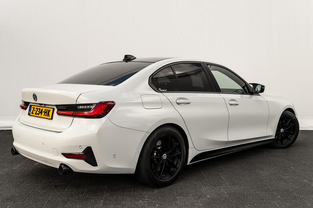 BMW 3-SERIE 330e Sport | Adapt. Cruise | Sportstoelen | Sportuitlaat | Digitaal Dashboard | Camera | Wrap