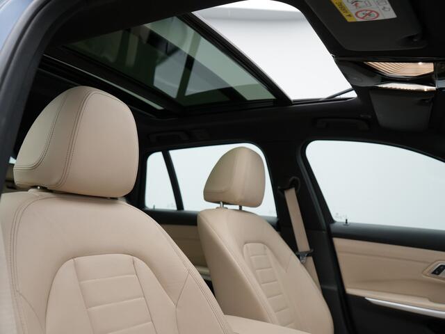 BMW 3-SERIE Touring 330e Plug in Hybrid 293pk Dealer O.H | PHEV | Trekhaak Afneembaar | Panodak | Camera | 19" L.M | Apple Carplay | LED | Leder | DAB |