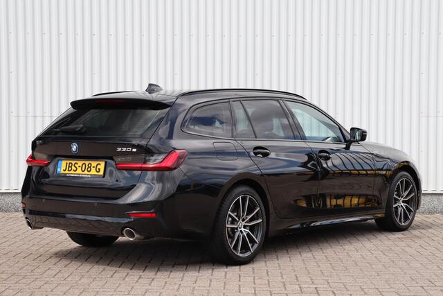 BMW 3-SERIE Touring 330e Sportline 292pk | Adap. Cruise | Navigatie | Stoel-/Stuurverwarming | Sfeerverlichting | Carplay