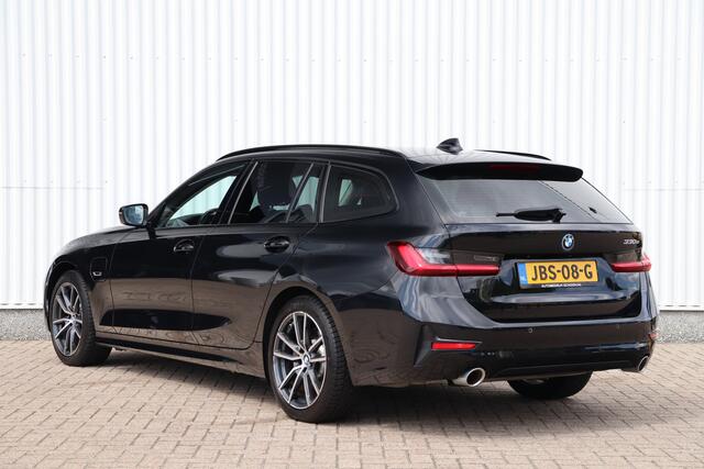 BMW 3-SERIE Touring 330e Sportline 292pk | Adap. Cruise | Navigatie | Stoel-/Stuurverwarming | Sfeerverlichting | Carplay
