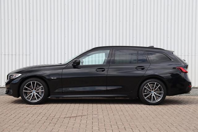 BMW 3-SERIE Touring 330e Sportline 292pk | Adap. Cruise | Navigatie | Stoel-/Stuurverwarming | Sfeerverlichting | Carplay