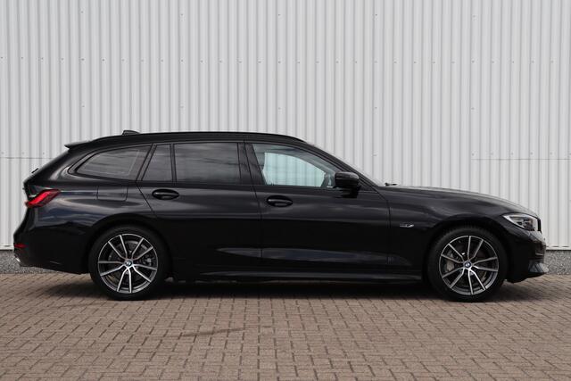 BMW 3-SERIE Touring 330e Sportline 292pk | Adap. Cruise | Navigatie | Stoel-/Stuurverwarming | Sfeerverlichting | Carplay
