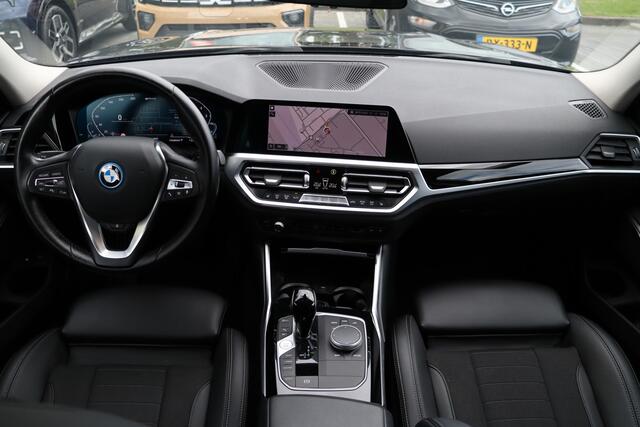 BMW 3-SERIE Touring 330e Sportline 292pk | Adap. Cruise | Navigatie | Stoel-/Stuurverwarming | Sfeerverlichting | Carplay