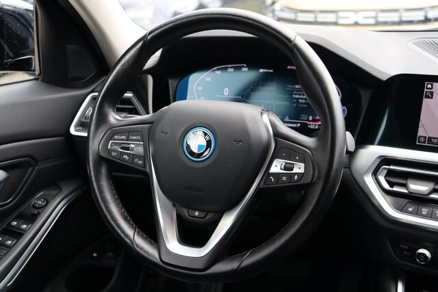 BMW 3-SERIE Touring 330e Sportline 292pk | Adap. Cruise | Navigatie | Stoel-/Stuurverwarming | Sfeerverlichting | Carplay