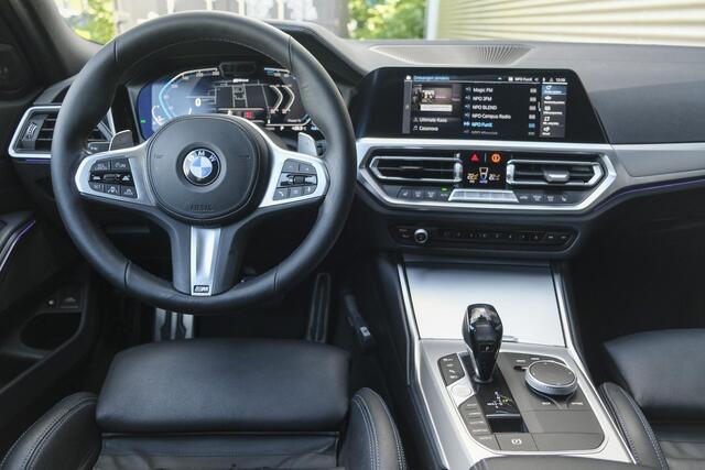 BMW 3-SERIE Touring 330e 292pk M-sport Panoramadak M3 seats *BTW* Dravitgrau Trekhaak Laser Harman/Kardon 1e eigenaar NLauto