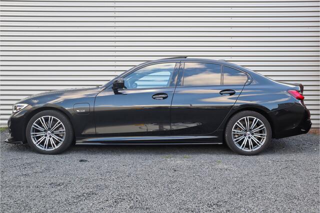 BMW 3-SERIE 320e M-Sport Glazen dak / HiFi / 50 Jahre / Camera / M Performance