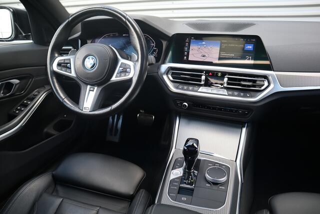 BMW 3-SERIE 320e M-Sport Glazen dak / HiFi / 50 Jahre / Camera / M Performance