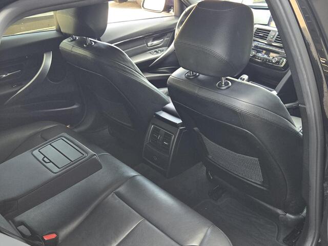 BMW 3-SERIE Touring 320i M SPORT | SPORTSTOELEN | LEDER | SHADOW LINE | NAVIGATIE | STOELVERWARMING |