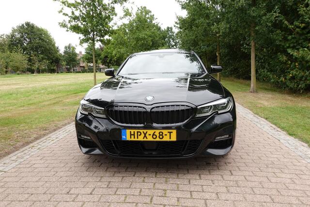 BMW 3-SERIE 330e xDrive M-Sport | High Executive Leder Vernasco/Cognac ,M-Stoelen | Individual Dachbord. Harman Kardon | stuur verw | head-up | elct trekhaak | Pano| 19 INCH | Laserlicht | Mem Stoelen | elec klep | dubbel gelaagd glas. Bom Vol
