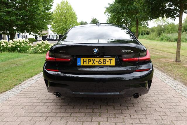 BMW 3-SERIE 330e xDrive M-Sport | High Executive Leder Vernasco/Cognac ,M-Stoelen | Individual Dachbord. Harman Kardon | stuur verw | head-up | elct trekhaak | Pano| 19 INCH | Laserlicht | Mem Stoelen | elec klep | dubbel gelaagd glas. Bom Vol