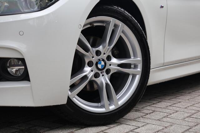 BMW 3-SERIE Touring 318i M Sport Corporate Lease M-Sportpakket, Afneembare trekhaak, LED, Navigatie, Hydro-besturing, Achteruitrijcamera, Sportstoelen, Stoelverwarming, Parkeerassistent, DAB, etc.