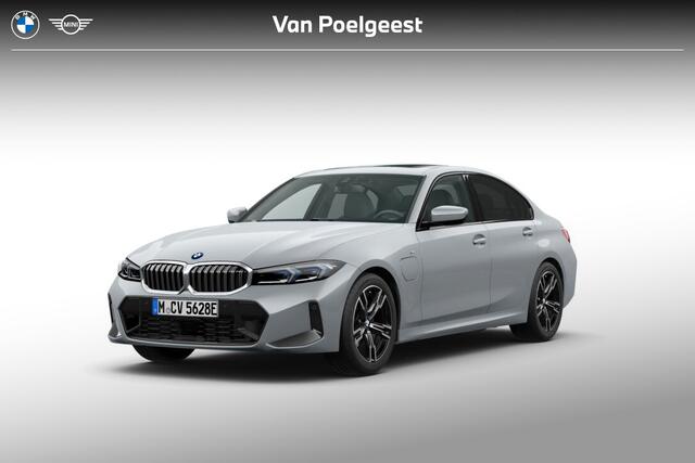 BMW 3-SERIE Sedan 330e | M Sport | Comfort Pack | Active Cruise Control | Trekhaak | Glazen dak