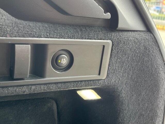 BMW 3-SERIE 330I TOURING - PANO - LEDER - EL. TREKH. - ORG. NL.