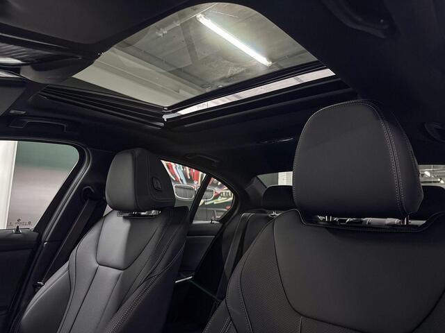 BMW 3-SERIE Sedan 330e | M-Sport Pro | Innovation Pack | Comfort Pack | Driving Assistant Professional | Harman/Kardon | Schuif-/Kanteldak | Comfort Access