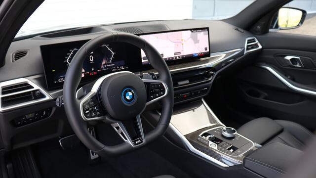 BMW 3-SERIE Touring 330e xDrive M-Sport Pro | Harman/Kardon | Panoramadak | Head-up | Trekhaak | Carbon | Driving Assistant Plus