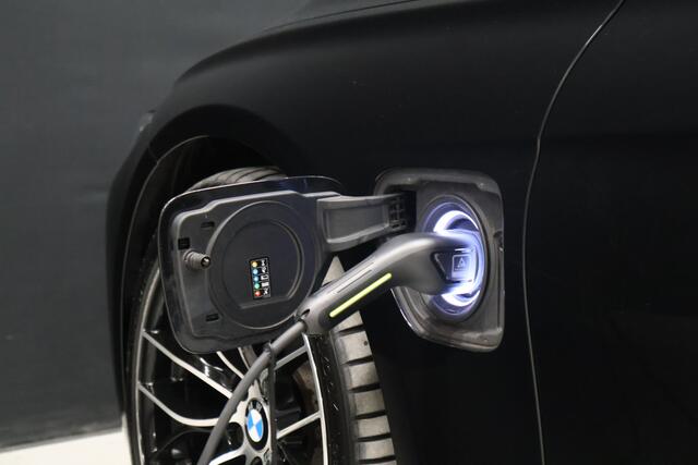 BMW 3-SERIE 330e M Sport [SCHUIFKANTELDAK, PDC V+A, CRUISE CONTROL, STOELVERWARMING, BLUETOOTH TELEFOON, AUTOMATISCHE AIRCO, NAVIGATIE, NIEUWSTAAT]
