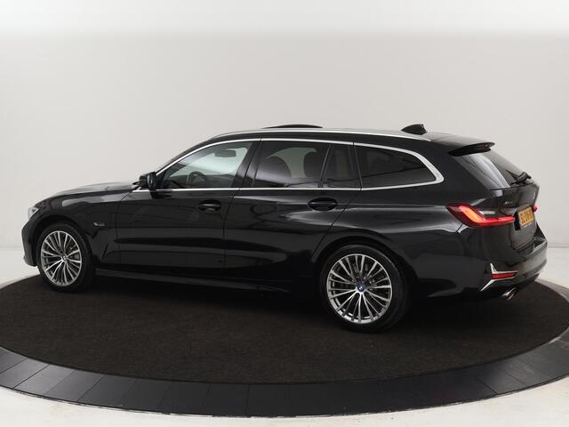 BMW 3-SERIE 330e xDrive Luxury Line | Panoramadak | Adaptive cruise | Stoelverwarming | Leder | Sportstoelen | Trekhaak | Sfeerverlichting | Live Cockpit | Carplay | Memory | PHEV | Plug In