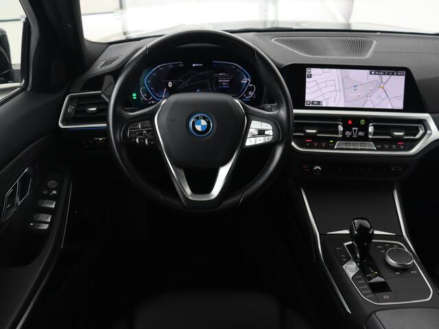 BMW 3-SERIE 330e xDrive Luxury Line | Panoramadak | Adaptive cruise | Stoelverwarming | Leder | Sportstoelen | Trekhaak | Sfeerverlichting | Live Cockpit | Carplay | Memory | PHEV | Plug In