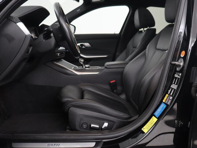 BMW 3-SERIE 330e xDrive Luxury Line | Panoramadak | Adaptive cruise | Stoelverwarming | Leder | Sportstoelen | Trekhaak | Sfeerverlichting | Live Cockpit | Carplay | Memory | PHEV | Plug In