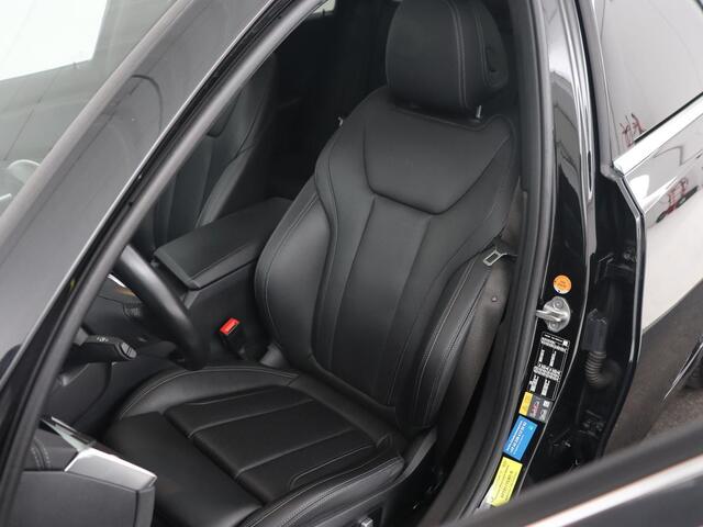 BMW 3-SERIE 330e xDrive Luxury Line | Panoramadak | Adaptive cruise | Stoelverwarming | Leder | Sportstoelen | Trekhaak | Sfeerverlichting | Live Cockpit | Carplay | Memory | PHEV | Plug In