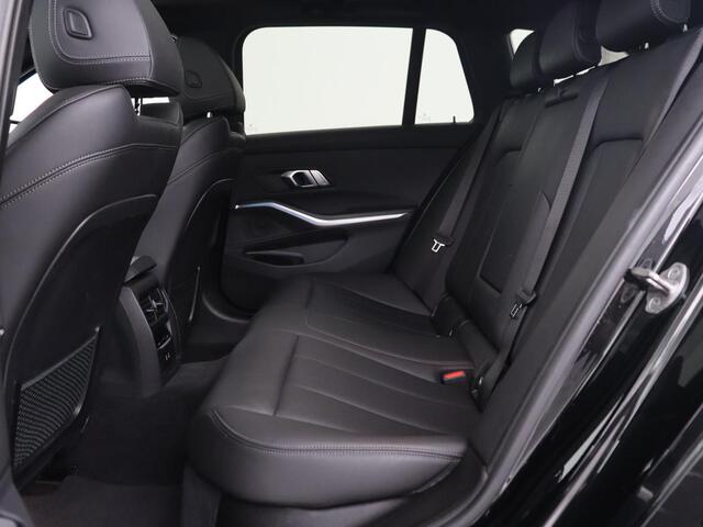 BMW 3-SERIE 330e xDrive Luxury Line | Panoramadak | Adaptive cruise | Stoelverwarming | Leder | Sportstoelen | Trekhaak | Sfeerverlichting | Live Cockpit | Carplay | Memory | PHEV | Plug In