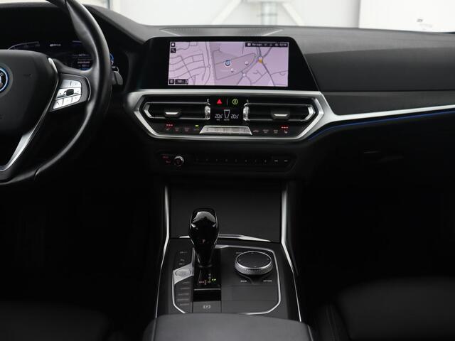 BMW 3-SERIE 330e xDrive Luxury Line | Panoramadak | Adaptive cruise | Stoelverwarming | Leder | Sportstoelen | Trekhaak | Sfeerverlichting | Live Cockpit | Carplay | Memory | PHEV | Plug In