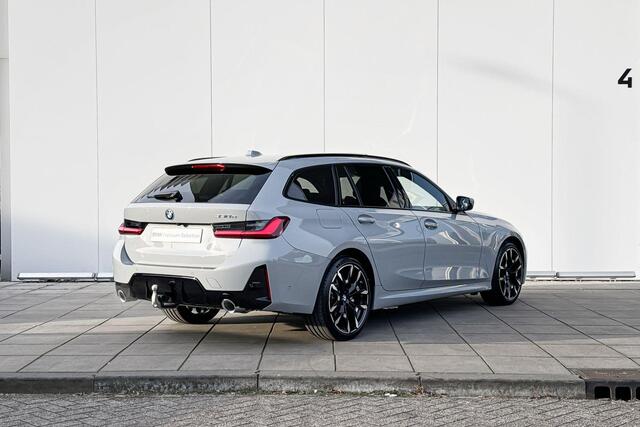 BMW 3-SERIE Touring 330e M-Sport / Glazen Schuifdak / Harman Kardon / Head-Up / Parking Assistant Plus / Trekhaak Zwenkbaar / Adaptieve LED koplampen / Stuurwielverwarming