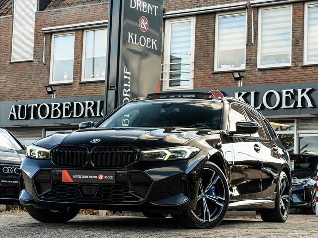 BMW 3-SERIE Touring 330e M-Sport PANO HUD HARMAN KARDON ELEK STOEL MET MEMORY CAMERA BOMVOL!!