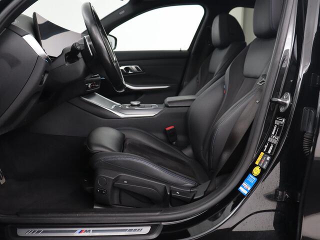 BMW 3-SERIE 320e M Sport | Schuifdak | Trekhaak | Leder/Alcantara | Camera | Stoel & stuurverwarming | Carplay | Sfeerverlichting | Sportstoelen | Adaptief LED | Navigatie | Park Assist | Widescreen Display | PHEV | Plug In