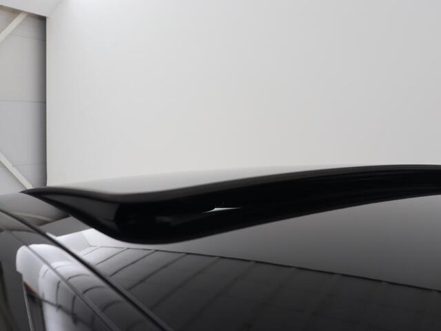 BMW 3-SERIE 320e M Sport | Schuifdak | Trekhaak | Leder/Alcantara | Camera | Stoel & stuurverwarming | Carplay | Sfeerverlichting | Sportstoelen | Adaptief LED | Navigatie | Park Assist | Widescreen Display | PHEV | Plug In