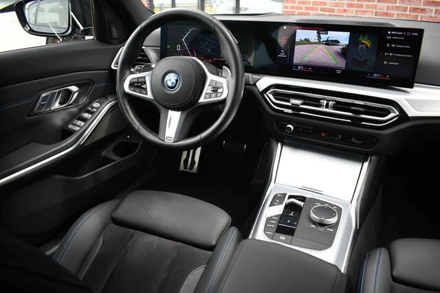 BMW 3-SERIE Touring 330e xDrive M-Sport Pro LCI Dravitgrau Pano HUD el-zetels 19inch