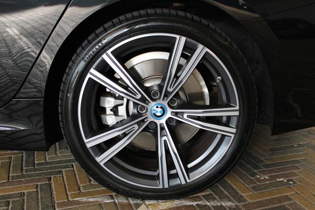 BMW 3-SERIE Touring 320e M-Sport | Incl. 12 maanden garantie | Assisted driving | Trekhaak uitklapbaar | Stoel/stuurverwarming | Climate control | Apple carplay/Android auto | Dealeronderhouden |