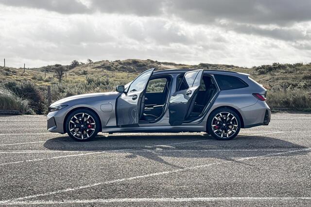 BMW 3-SERIE Touring 330e | M Sport | Glazen Panoramadak | Comfort Access | Stoelverwarming |