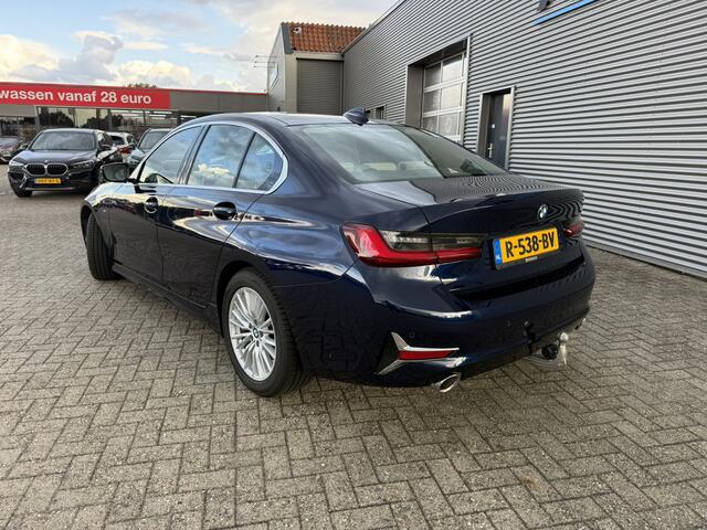 BMW 3-SERIE 318i 156 PK Luxury Line Leder Wegklapbare Trekhaak LED HiFi pakket PDC