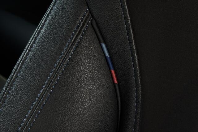 BMW 3-SERIE Touring 330e M-Sport | LCI FACELIFT | Adaptief Led | Camera | Sportstoelen | 19 'Inch | Privacy Glas