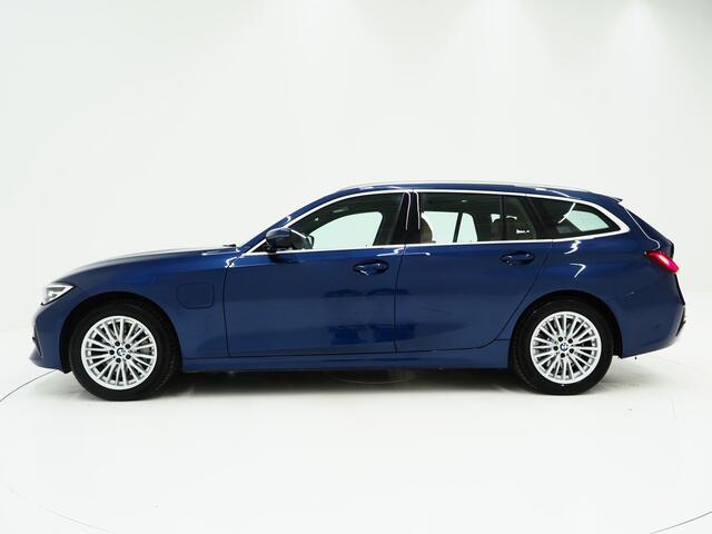 BMW 3-SERIE Touring 330e | Panoramadak | 360 | Head Up | Sportstoelen | Leder | DAB | Carplay