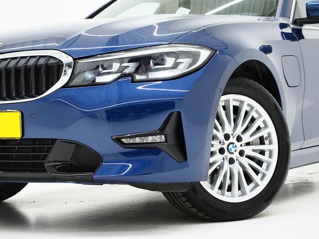 BMW 3-SERIE Touring 330e | Panoramadak | 360 | Head Up | Sportstoelen | Leder | DAB | Carplay