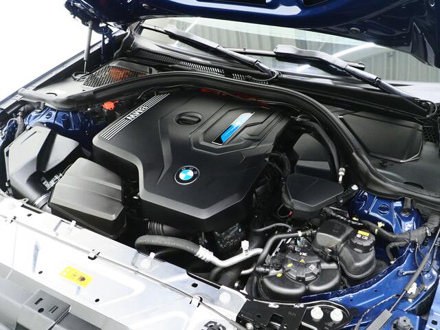 BMW 3-SERIE Touring 330e | Panoramadak | 360 | Head Up | Sportstoelen | Leder | DAB | Carplay