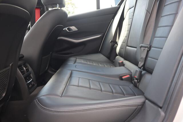 BMW 3-SERIE 320i High Executive Edition | HUD | Stoelverwarming | Automaat