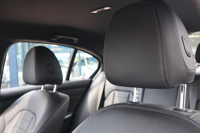BMW 3-SERIE 320i High Executive Edition | HUD | Stoelverwarming | Automaat