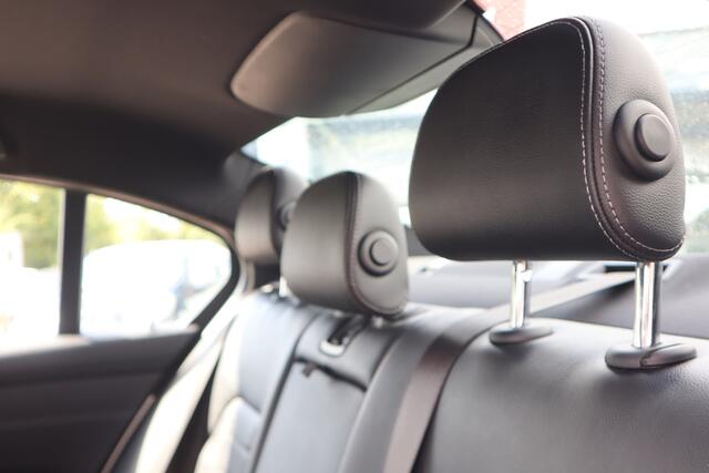 BMW 3-SERIE 320i High Executive Edition | HUD | Stoelverwarming | Automaat