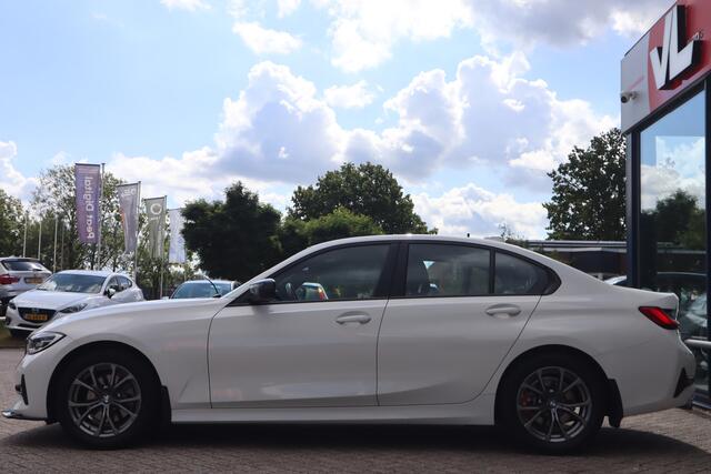 BMW 3-SERIE 320i High Executive Edition | HUD | Stoelverwarming | Automaat