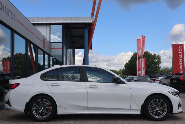 BMW 3-SERIE 320i High Executive Edition | HUD | Stoelverwarming | Automaat