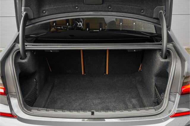 BMW 3-SERIE 330i M-Sport Shadow M-Performance H/K Leder Stoelverw 20"