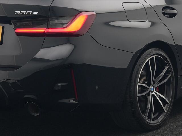 BMW 3-SERIE Touring 330e M Sport Facelift Model Plug In Hybrid 292pk Dealer O.H PHEV | Widescreen Navi | Adaptive Cruise | Alcantara Sportstoelen Memory & Verwarmd | Camera | Sfeerverlichting | Apple Carplay | Blis | Keyless | DAB |