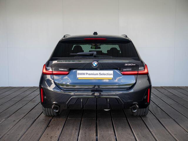 BMW 3-SERIE Touring 330e | M Sportpakket Pro | Innovation Pack | Verwarmd Stuurwiel | Comfort Access | Panoramadak | Stoelverwarming | Harman Kardon | Trekhaak