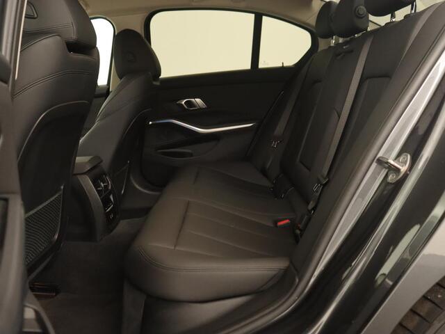 BMW 3-SERIE 320e Sport Line | Leder | Stoelverwarming | Camera | Sportstoelen | Live Cockpit | Carplay | Navigatie | Parkeerhulp | Climate control