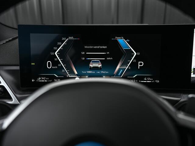 BMW 3-SERIE Touring 330e xDrive M-SPORT | FACELIFT | ACCU 19,5 kWh | ACTIVE CRUISE | ELEKTR. TREKHAAK | HIFI AUDIO | SHADOW LINE | CAMERA | FULL-LED | STUUR- EN STOELVERWARMING