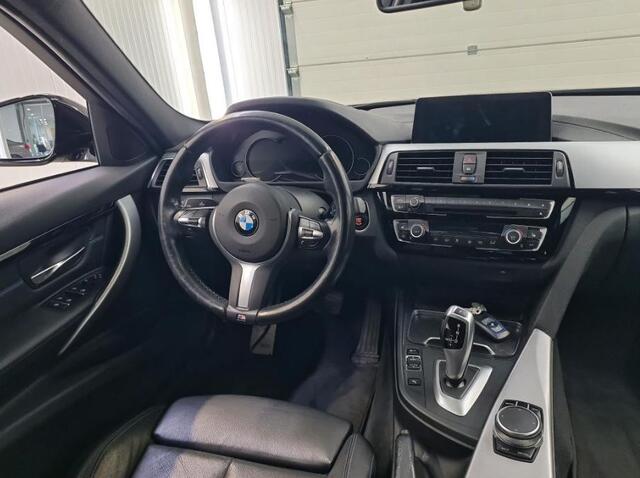 BMW 3-SERIE Touring 318i M Sport Automaat Corporate / Panoramadak / Leder-sport / Pdc.+Camera / Navigatie / M-Sport plus - Parking - Media Pack
